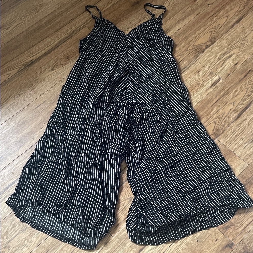 Elegant Black and White Striped Jumpsuit (Bin L)